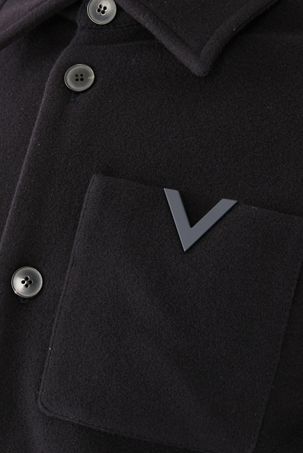 جاكيت بنمط قميص بتفاصيل على شكل حرف V